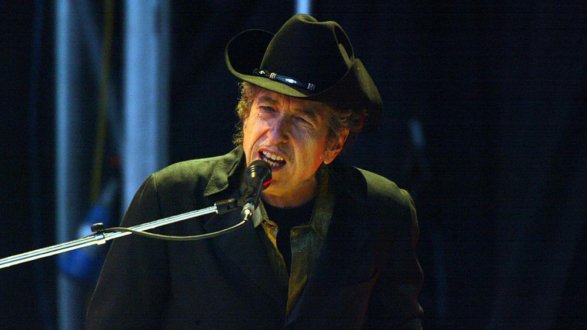 ciorne dactilografiate ale unui hit de bob dylan cu adnotarile cantaretului vandute la un pret record ciorne dactilografiate ale unui hit de bob dylan cu adnotarile cantaretului vandute la un pret record