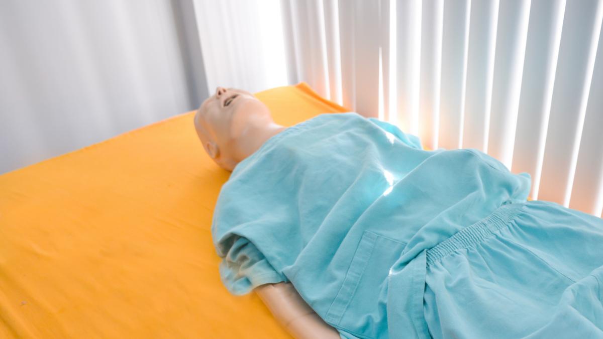 doi adolescenti au abandonat pe trotuar un manechin care parea un cadavru plin de sange in buzau ca sa faca postari cu el pe internet