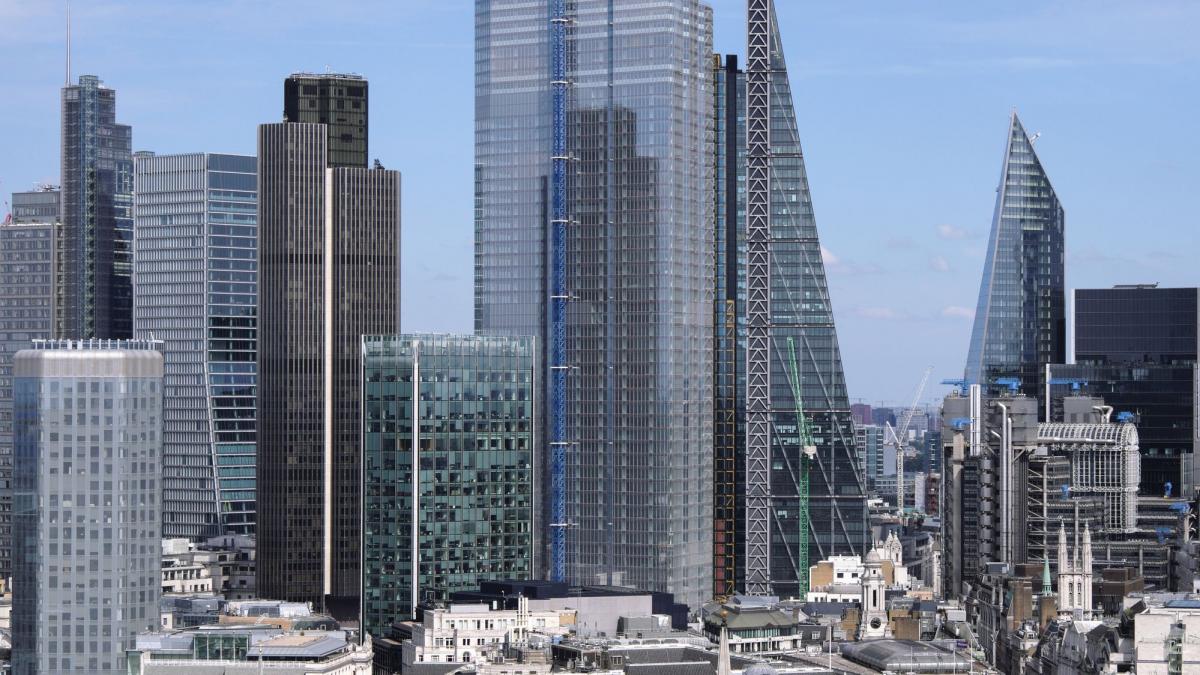 peste 10 000 de milionari au plecat din marea britanie anul trecut din cauza taxelor