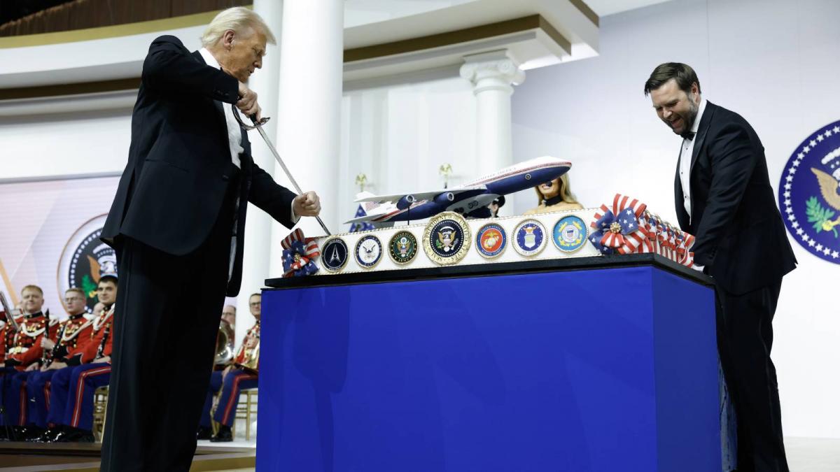 donald trump a taiat tortul cu o sabie si a dansat pe ymca la balul inaugural de pe capitol hill