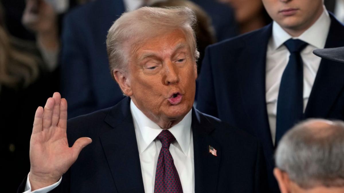 donald trump nu a jurat cu mana pe biblie in timpul ceremoniei de investitura