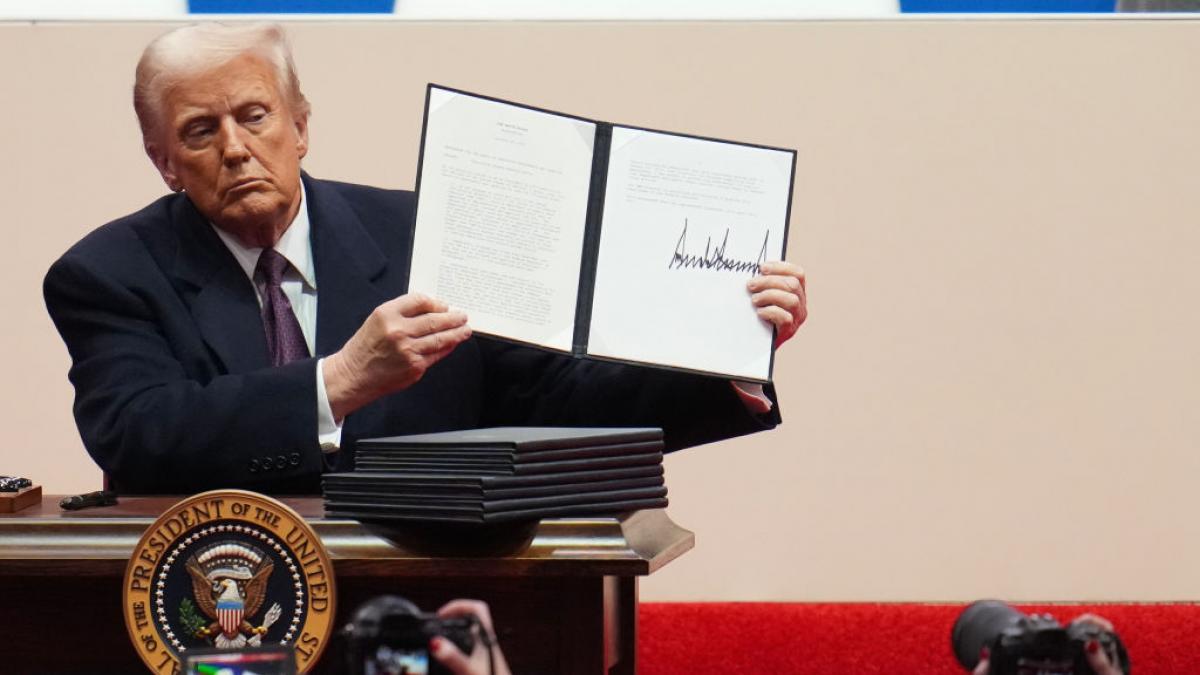 donald trump si a inceput prima zi de mandat cu o demonstratie de forta executiva ce contin decretele semnate de presedintele american