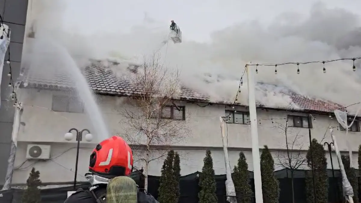 incendiu la o cladire de birouri din slatina flacarile au cuprins 10 000 mp oamenii din zona au primit mesaj ro alert