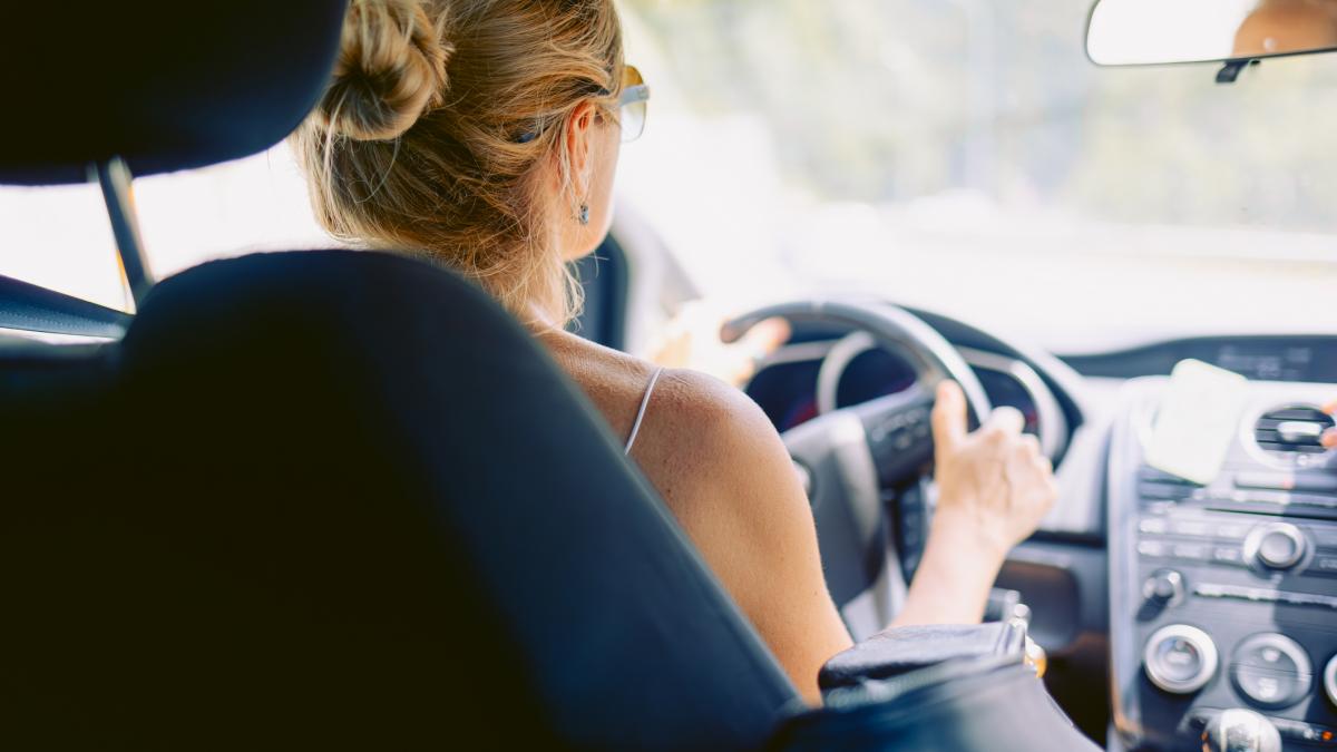 jaf incredibil in cluj o femeie a amenintat un livrator cu cutitul si i a furat masina politistii au urmarit o prin tot orasul