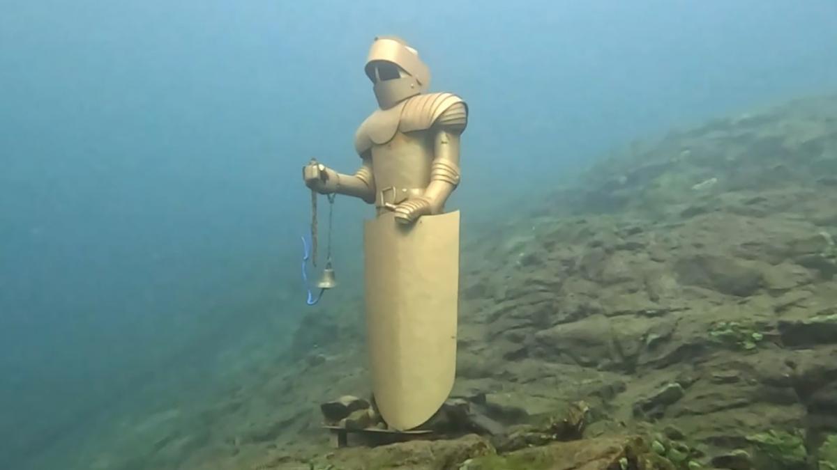 statuia cavalerului in armura care a provocat mare scandal in rusia a fost scoasa de pe fundul lacului baikal