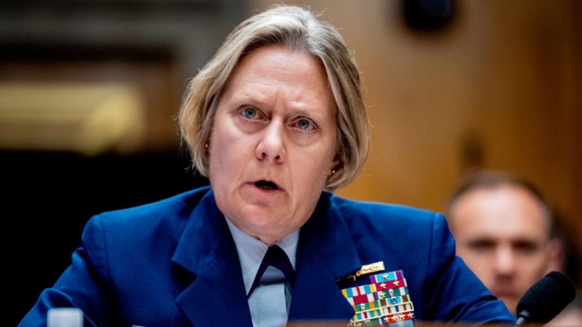 trump a demis o pe linda lee fagan prima femeie care a condus garda de coasta a sua ce acuzatii i au fost aduse