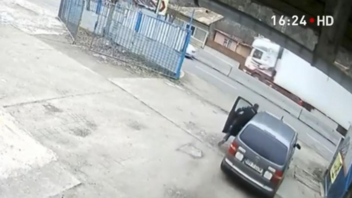 momentul in care o femeie fura o masina chiar din fata proprietarului a condus cativa km si apoi s a rasturnat cu ea