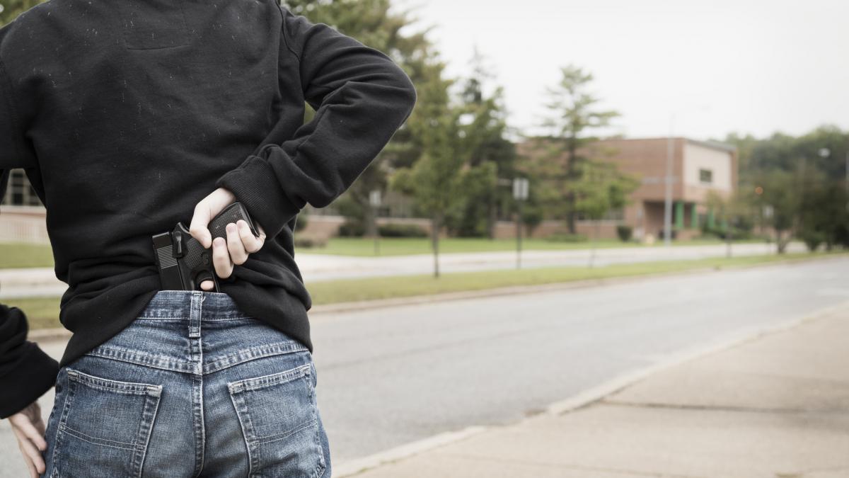 panica intr o scoala din roma un copil de 13 ani a venit cu pistolul la ore si a inceput sa traga in clasa