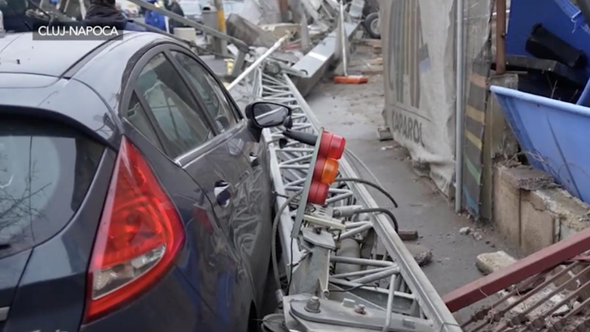 noroc ca nu a omorat pe cineva o macara a cazut pe trotuar in cluj si a rupt firele de electricitate