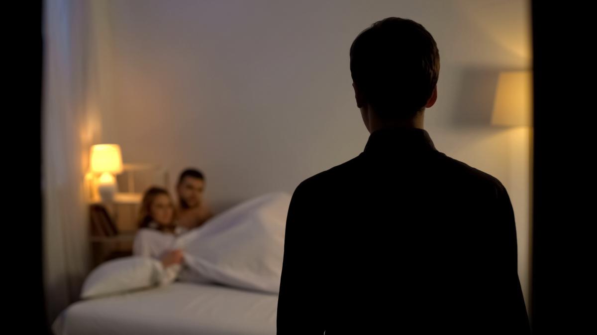 Un barbat isi prinde partenera cu amantul in pat