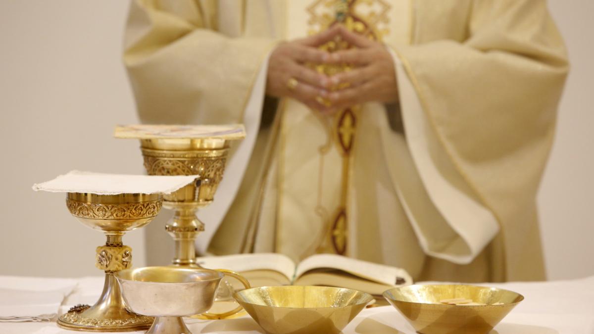 un preot din italia este acuzat ca a luat sute de mii de euro de la enoriasi ca sa i cumpere amantei case si masina