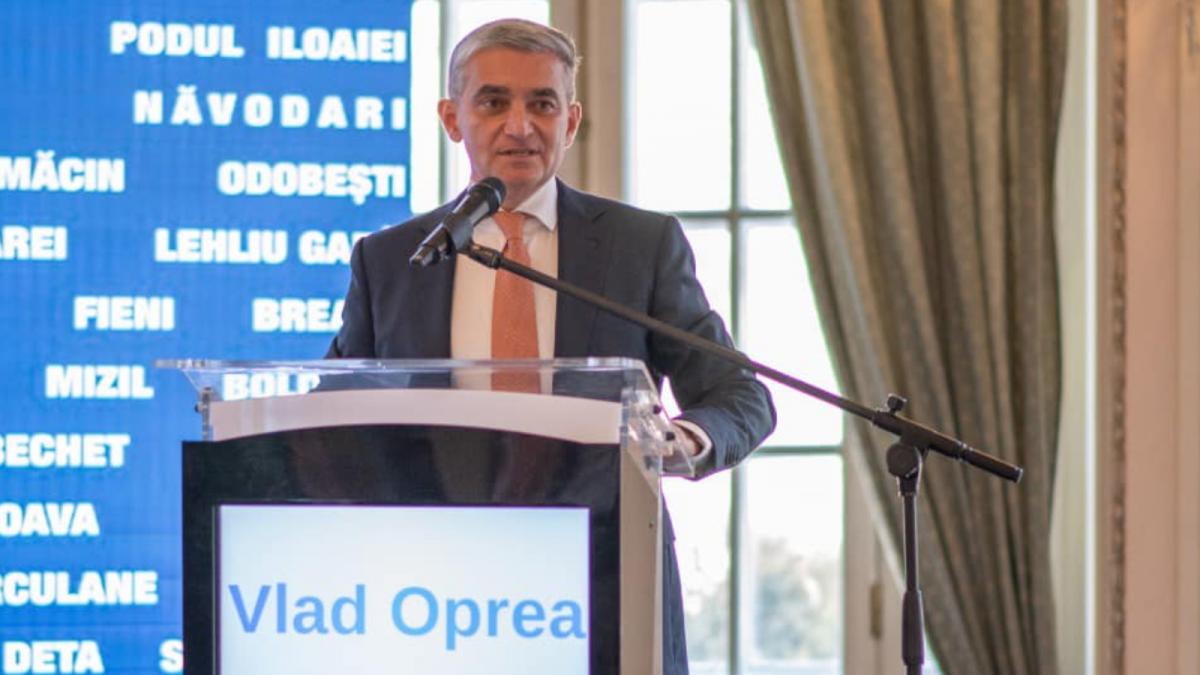 vlad oprea primarul din sinaia acuzat de luare de mita a fost luat cu ambulanta i s a facut rau in timpul perchezitiilor