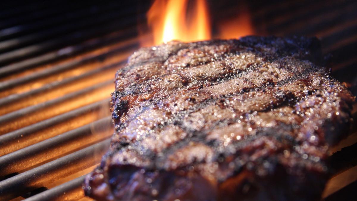 bucata de carne pe gratar