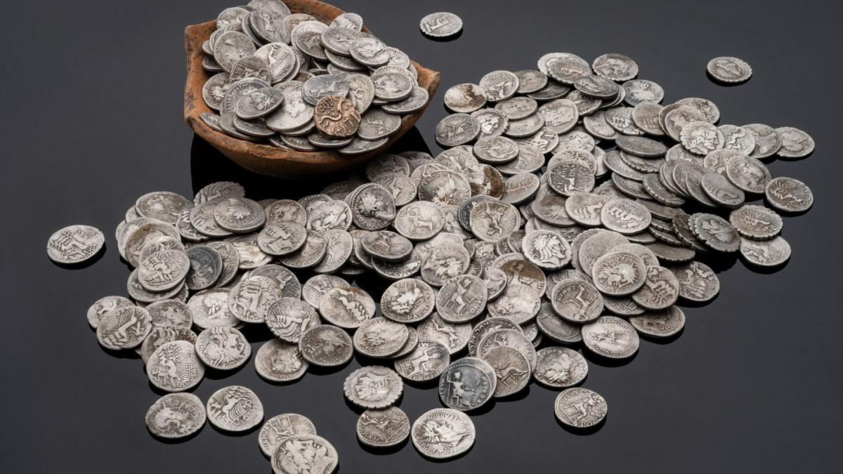 descoperire arheologica valoroasa peste 1 300 de monede de argint intr o oala comoara a fost ingropata in timpul imparatului nero