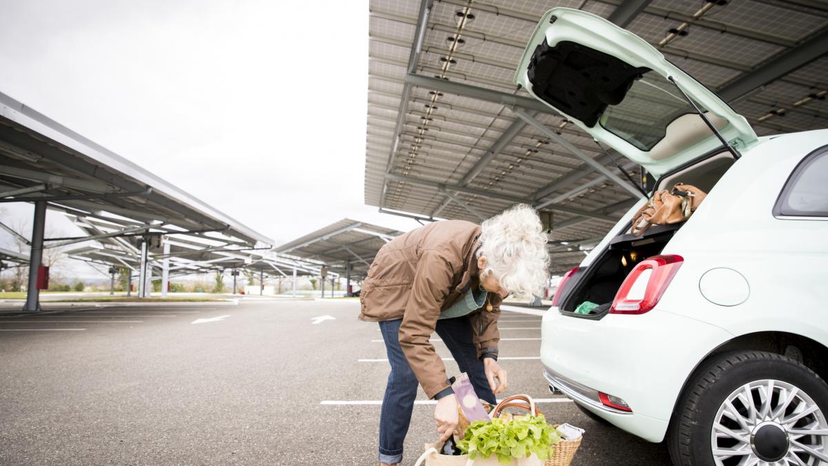 doi soti care s au intors de la cumparaturi si au gasit apartamentul gol hotii le au luat cheile casei lasate in masina