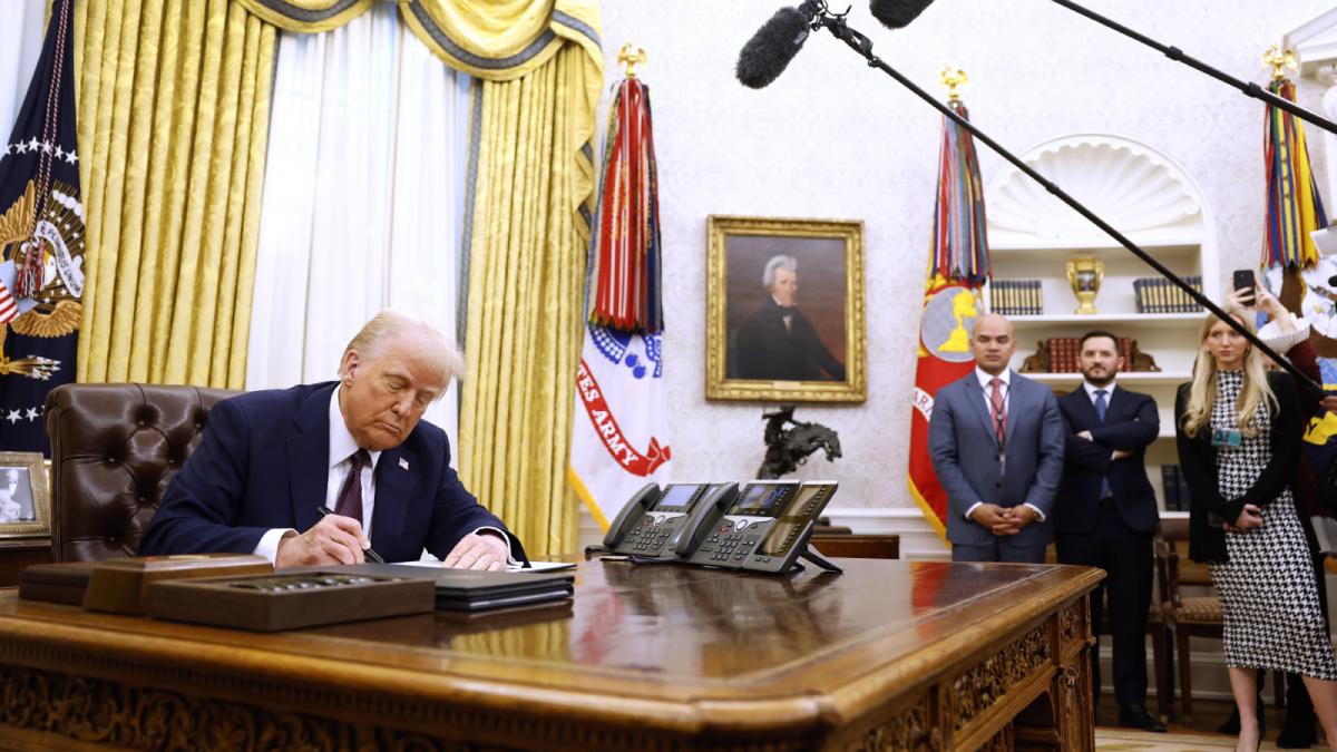 totul va fi dezvaluit trump a semnat decretul pentru declasificarea dosarului privind asasinarea lui john f kennedy