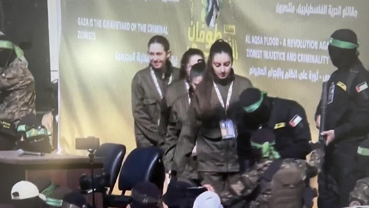 hamas a eliberat patru femei soldat israeliene in cadrul acordului de armistitiu la schimb israelul elibereaza 200 de palestinieni