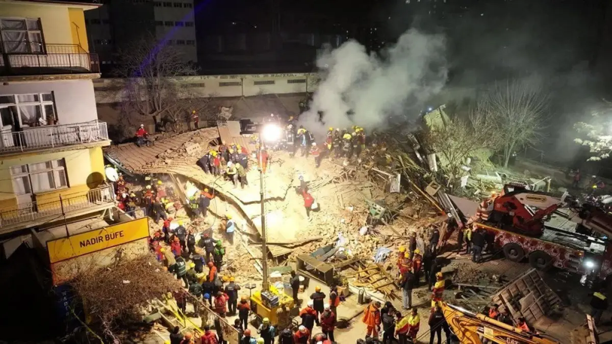 momentul in care un bloc de locuinte se prabuseste din senin in turcia cel putin doi oameni au murit altii sunt prinsi sub ruine