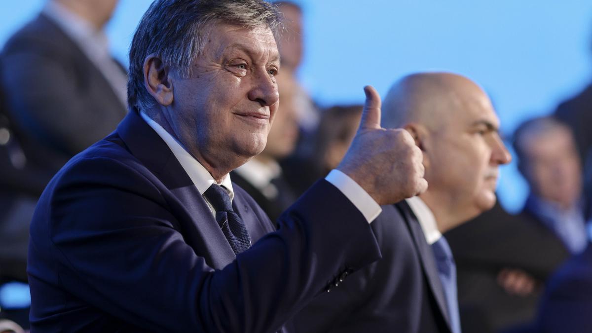 crin antonescu dupa 10 ani din nou pe scena pnl liberalii l au lansat oficial pentru prezidentiale