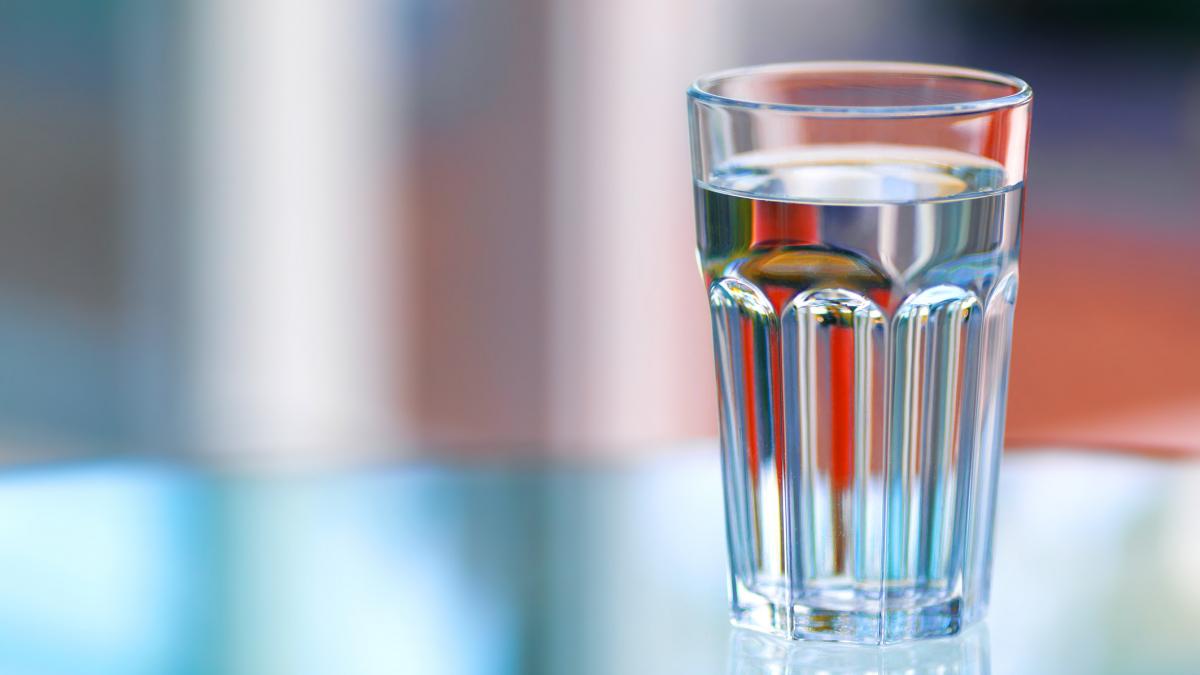 adevarul despre apa alcalina este sau nu mai buna decat apa obisnuita avertismentul medicilor