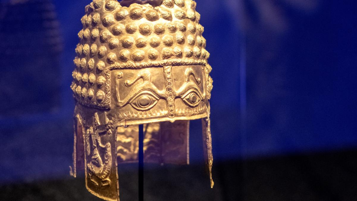 coiful de aur de la cotofenesti a fost gasit acum aproape 100 de ani de copii care pasteau vacile si a ajuns adapatoare pentru gaini