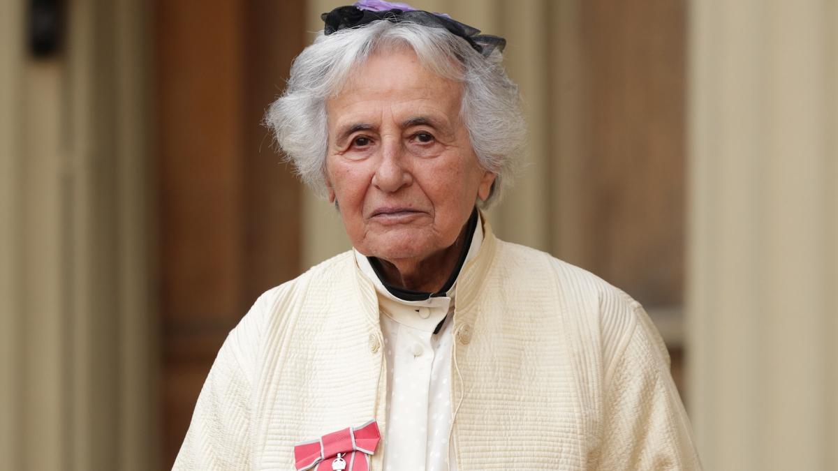 cum i a salvat muzica viata unei adolescente la auschwitz la dreapta era viata la stanga cosul de fum