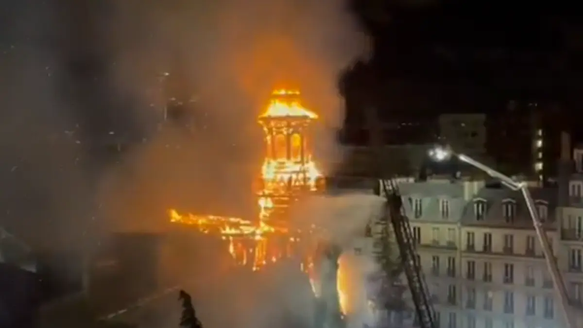 incendiu puternic in paris turla de 35 de metri a primariei arondismentului 12 risca sa se prabuseasca