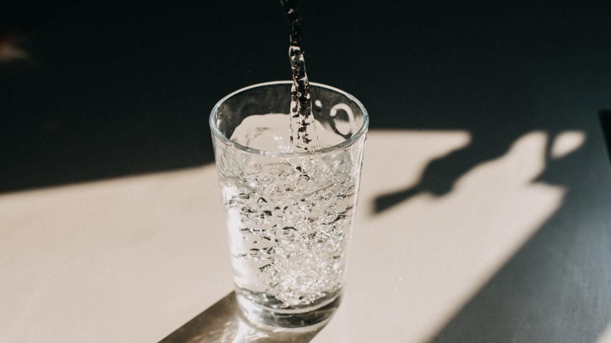 motivul pentru care bem apa dar nu ne simtim hidratati schimbati sortimentul