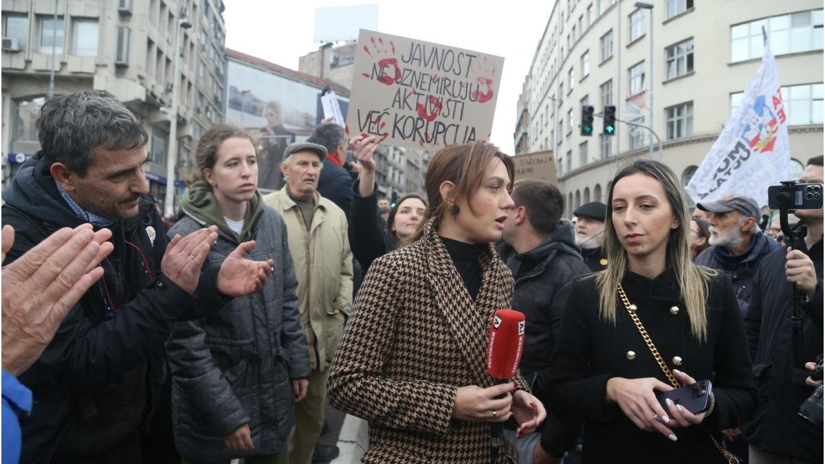 proteste in serbia mii de studenti au iesit din nou in strada si au blocat un nod rutier important din belgrad
