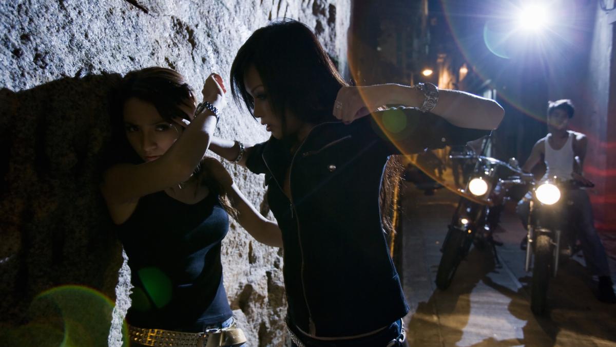 trei copii s au incaierat pe strada la roma 100 de tineri care se uitau la ei au blocat strada