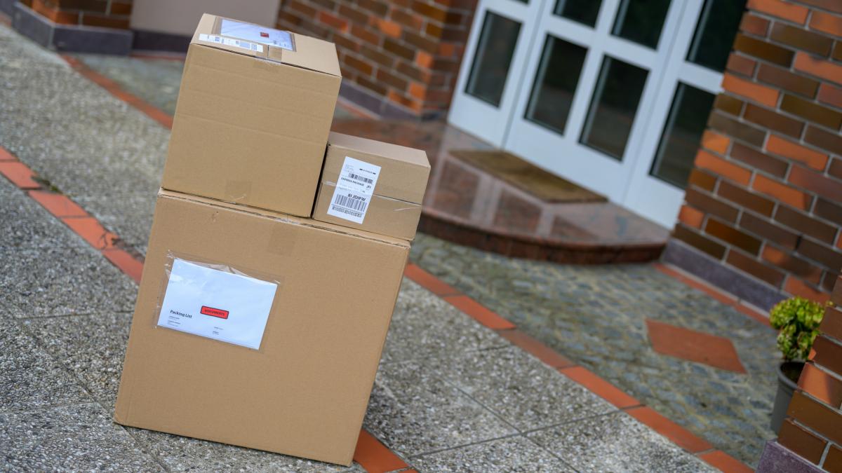 ca sa se razbune pe cel care ii fura coletele lasate de curier in holul blocului un italian si a trimis acasa o bomba