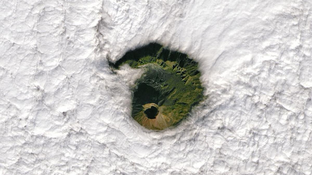 imagine uluitoare din satelit vezuviul bomba cu ceas a europei surprins printr o gaura ciudata in nori