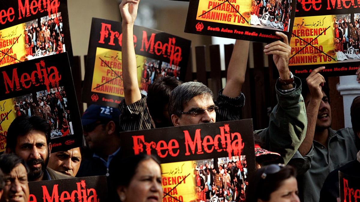jurnalistii din pakistan au iesit in strada impotriva legii care ii ameninta cu inchisoarea pentru stiri false