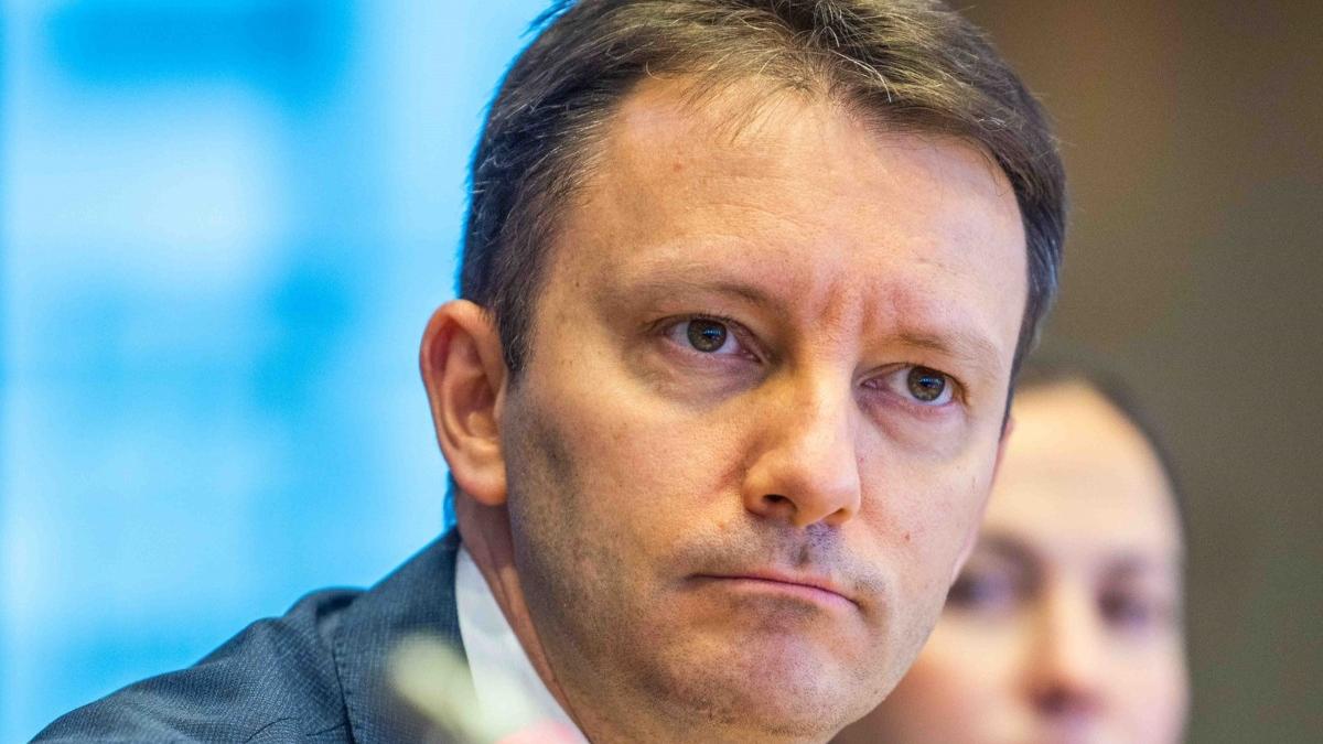 siegried muresan poate ii spune cineva lui calin georgescu de unde vin banii cu care romania construieste scoli si drumuri