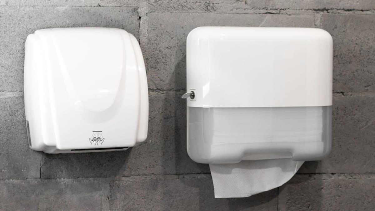 uscator de maini vs servetele de hartie care este alegerea corecta