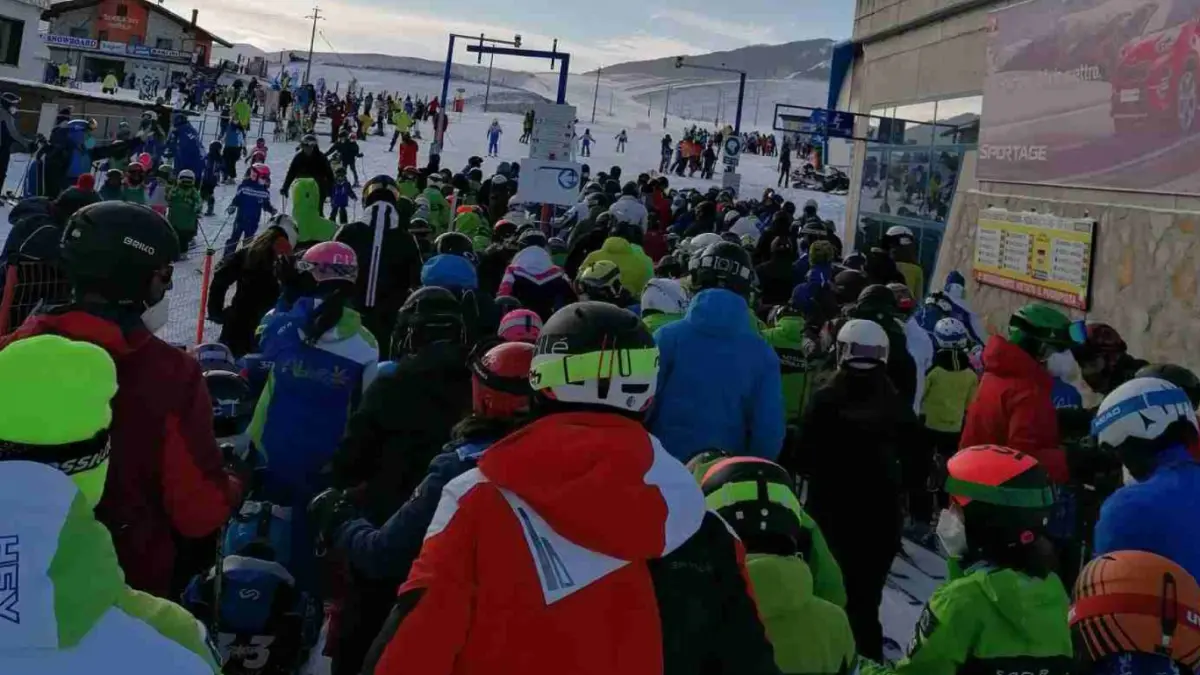 video o statiune montana din italia invadata de zeci de mii de turisti ademeniti de ofertele de neratat de pe tik tok