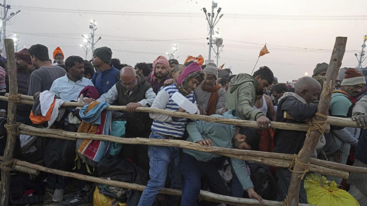 15 morti intr o busculada la cea mai mare festival religios din lume in india erau oameni intinsi peste tot nu stiu daca erau vii