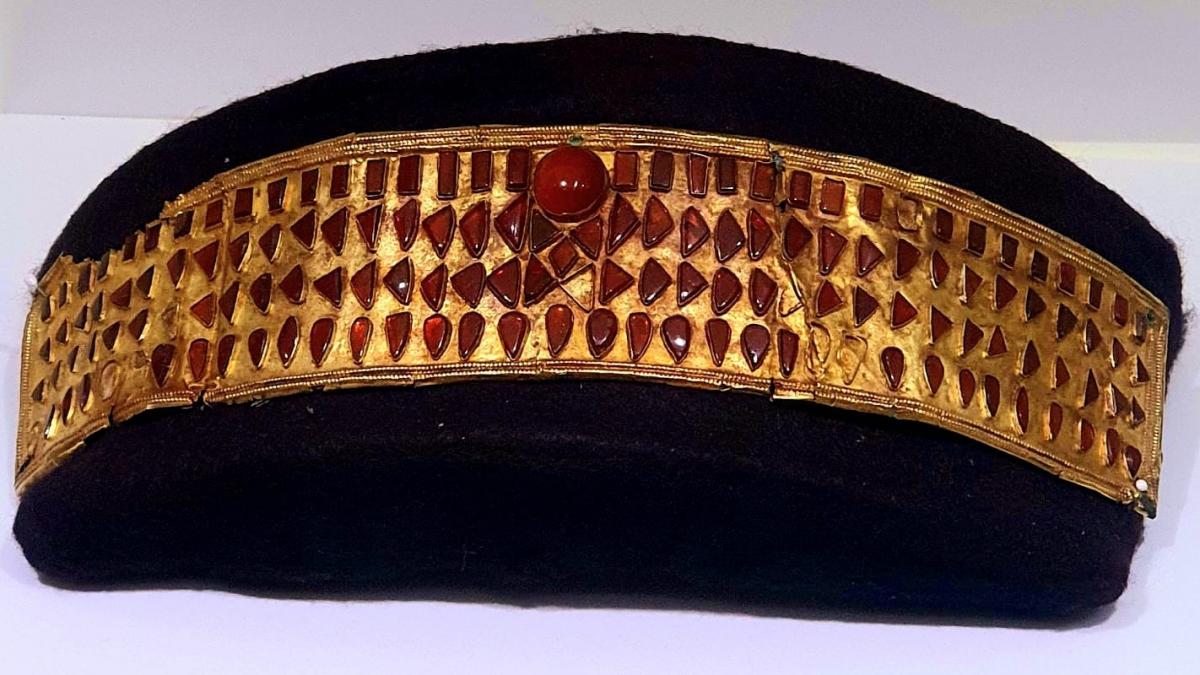 de frica sa nu ramana fara diadema printesei cu craniul alungit muzeul buzau ezita sa o mai trimita la expozitie in ungaria