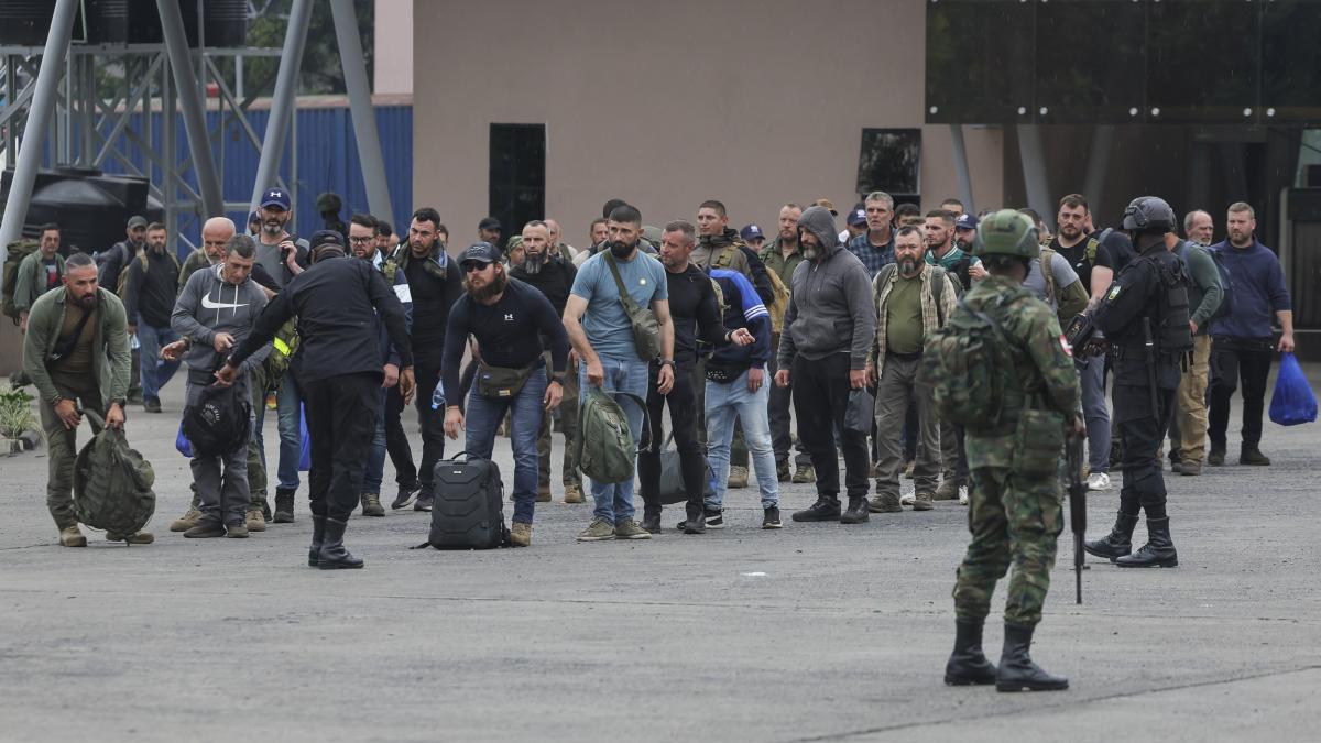 imagini exclusive cu operatiunea de evacuare a mercenarilor romani din congo au trecut granita in rwanda