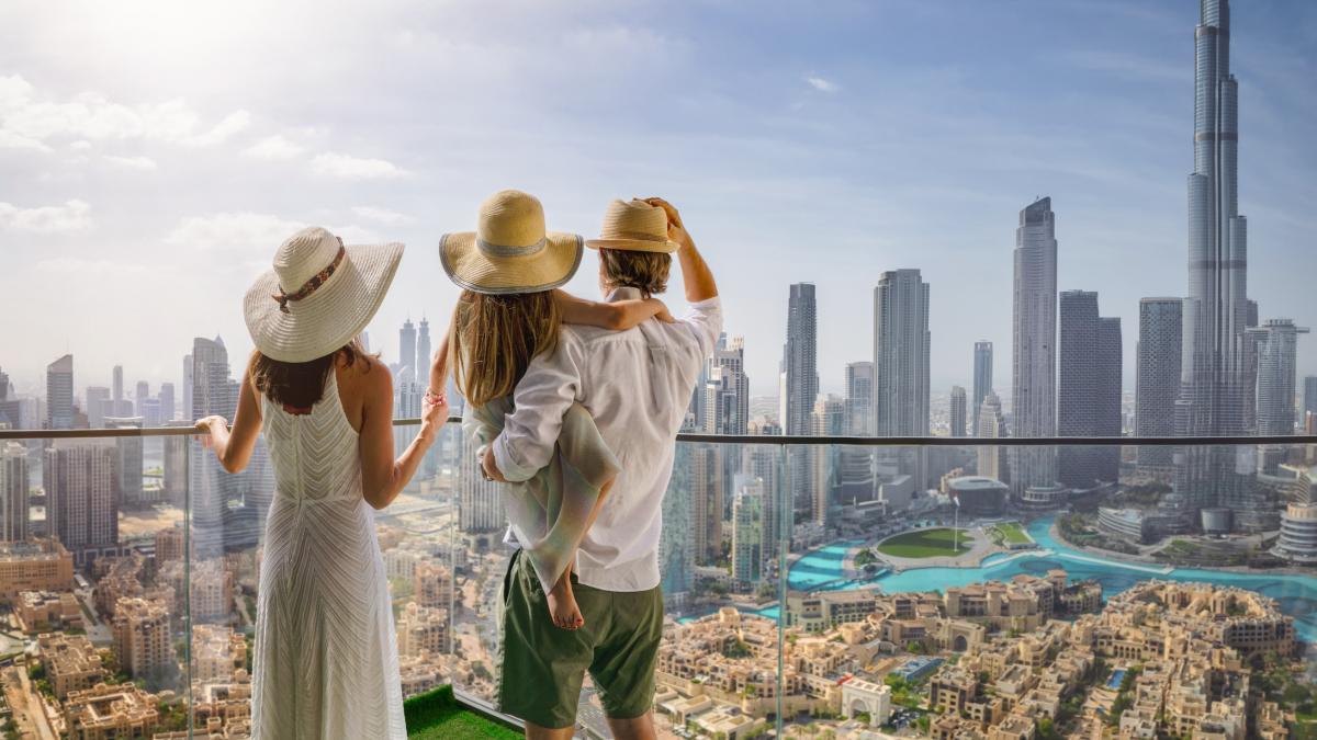 strainii se muta in dubai atrasi de lux si de soare apoi isi dau seama care este capcana in care au cazut