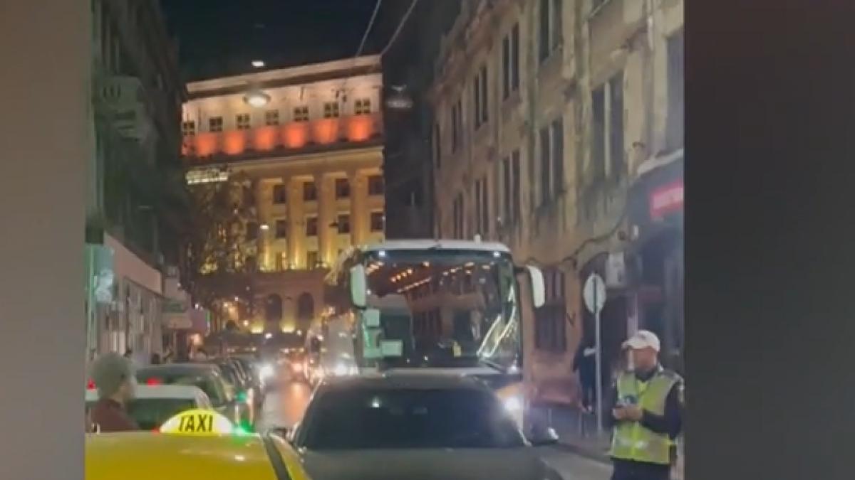 autocarul lui manchester united a fost blocat pe stradutele din centrul vechi al capitalei de o masina pe avarii