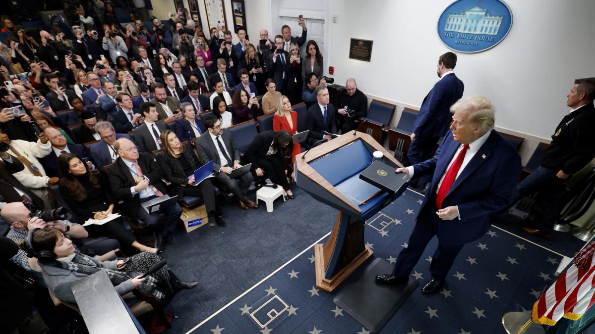 donald trump asociaza angajarea persoanelor cu dizabilitati la administratia federala a aviatiei de accidentul aviatic din washington