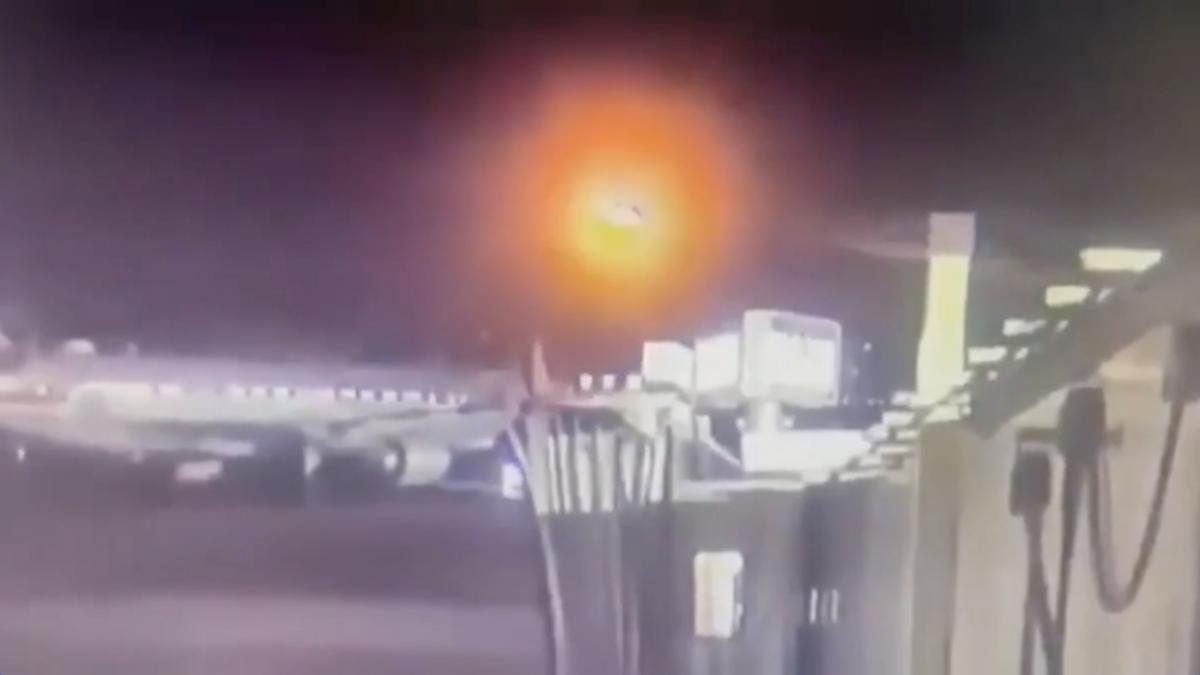 momentul in care avionul cu pasageri se ciocneste in zbor cu elicopterul militar american deasupra orasului washington