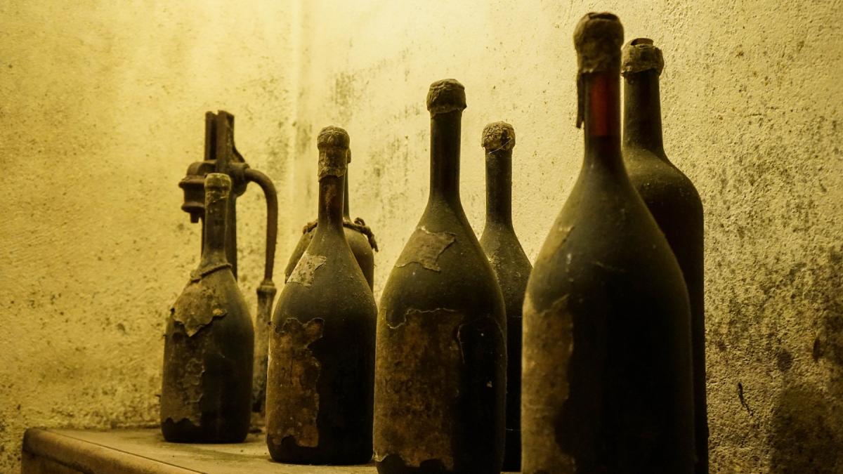 niste muncitori au gasit pe un santier o sticla veche si au crezut ca are rom a fost o idee buna ca au fost opriti