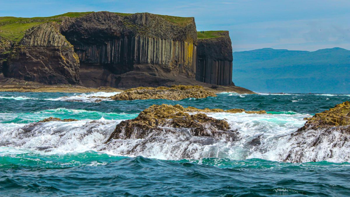 pestera unica in lume care seamana cu o catedrala in interior e pe o insula nelocuita din europa unde turistii merg special sa o vada
