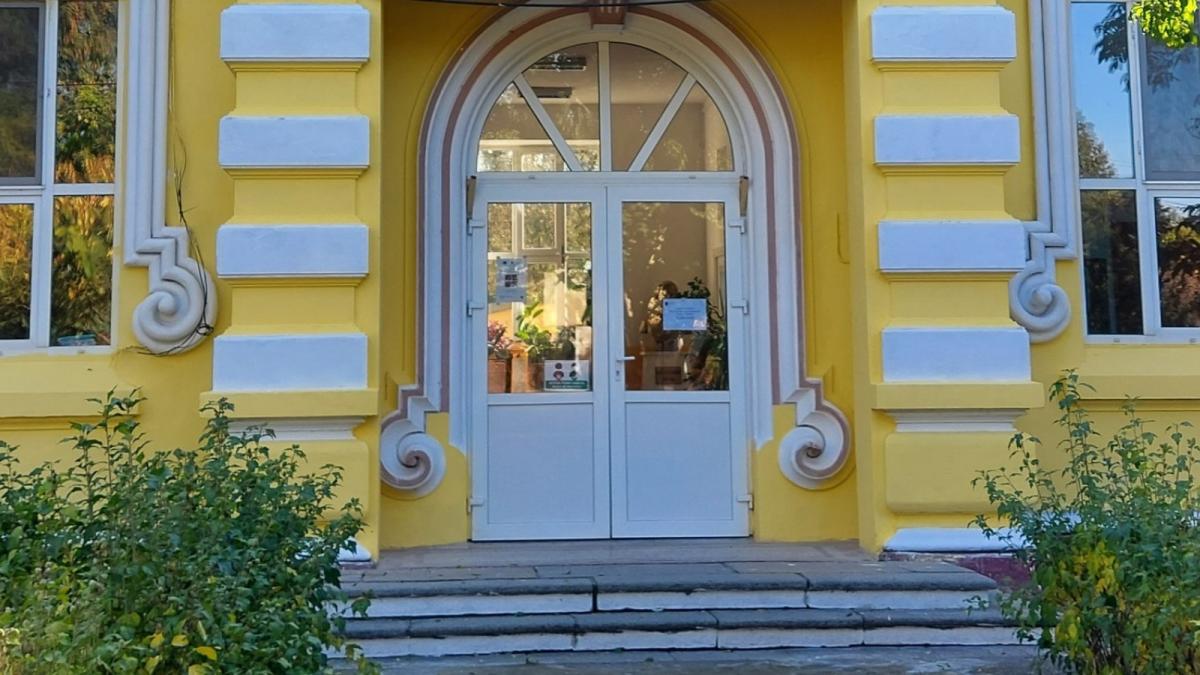 un tezaur unic religios cu icoane pictate acum 100 de ani a fost descoperit in timpul renovarii unei scoli din braila