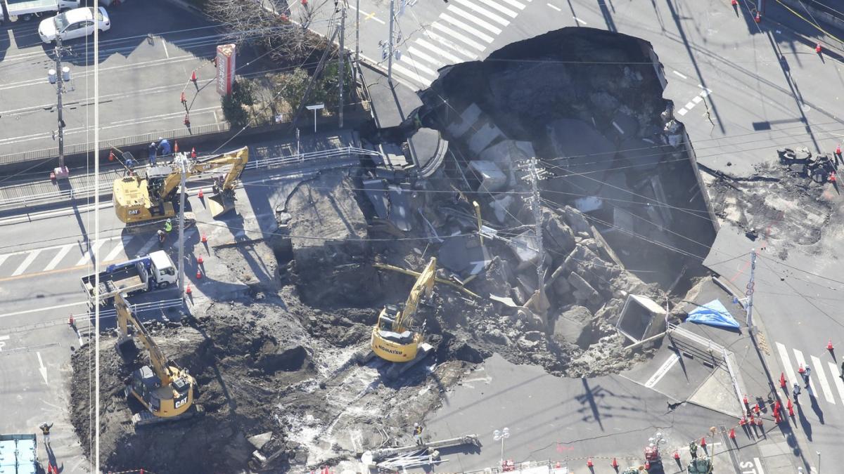 craterul din japonia s a marit si e cat un bazin olimpic soferul camionului e blocat in groapa de 3 zile e o situatie periculoasa