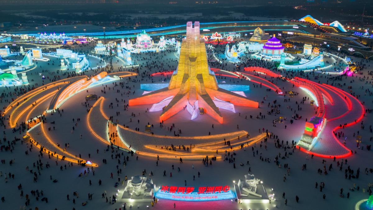 imagini uluitoare cu lumea spectacolului de gheata din harbin china este pregatita sa gazduiasca jocurile asiatice de iarna 2025