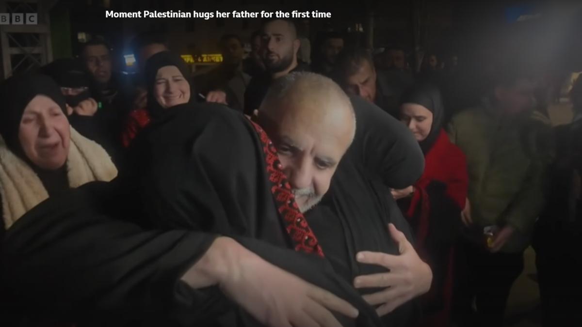 momentul in care un palestinian eliberat de israel dupa 22 de ani isi imbratiseaza pentru prima data fata pe care n a vazut o niciodata