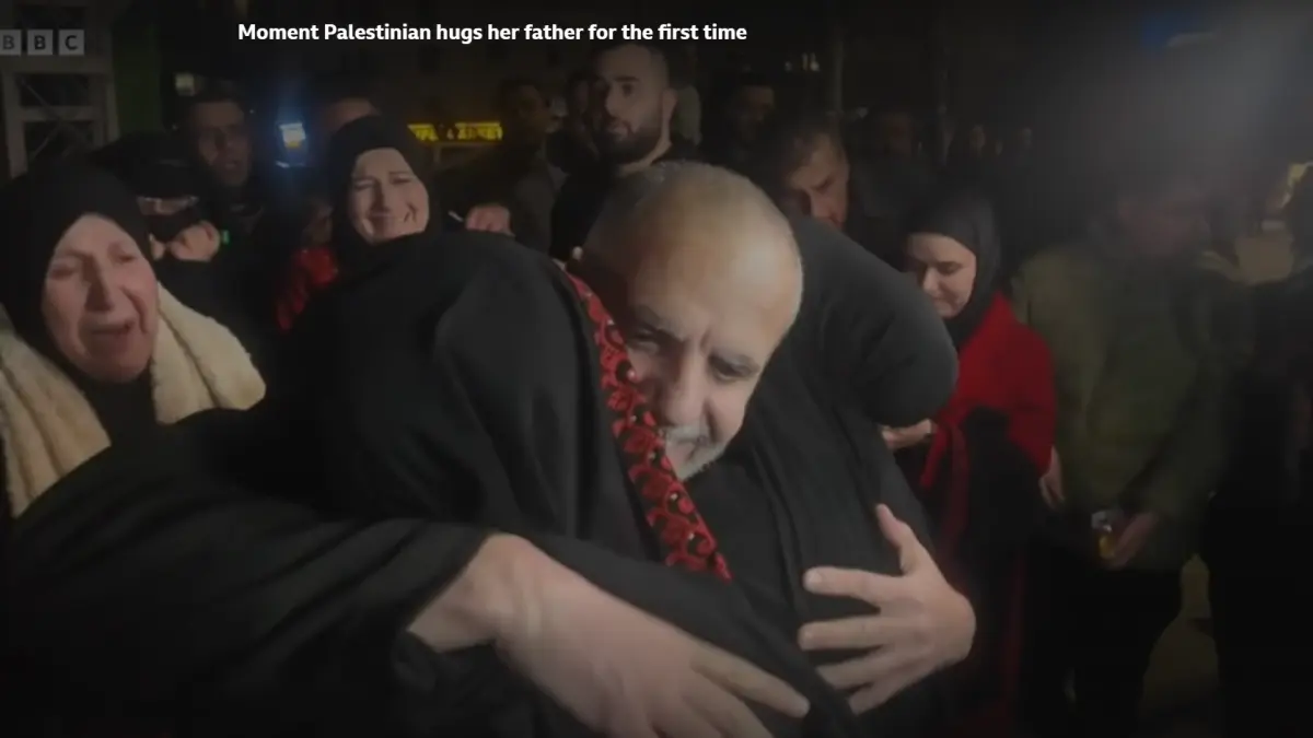 momentul in care un palestinian eliberat de israel dupa 22 de ani isi imbratiseaza pentru prima data fata pe care n a vazut o niciodata